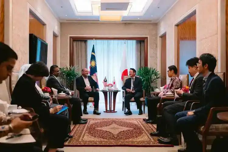 Picture of a meeting. The Minister is seated at the front, together with his counterpart from Japan. Officers from both parties are seated along the wings of the room.